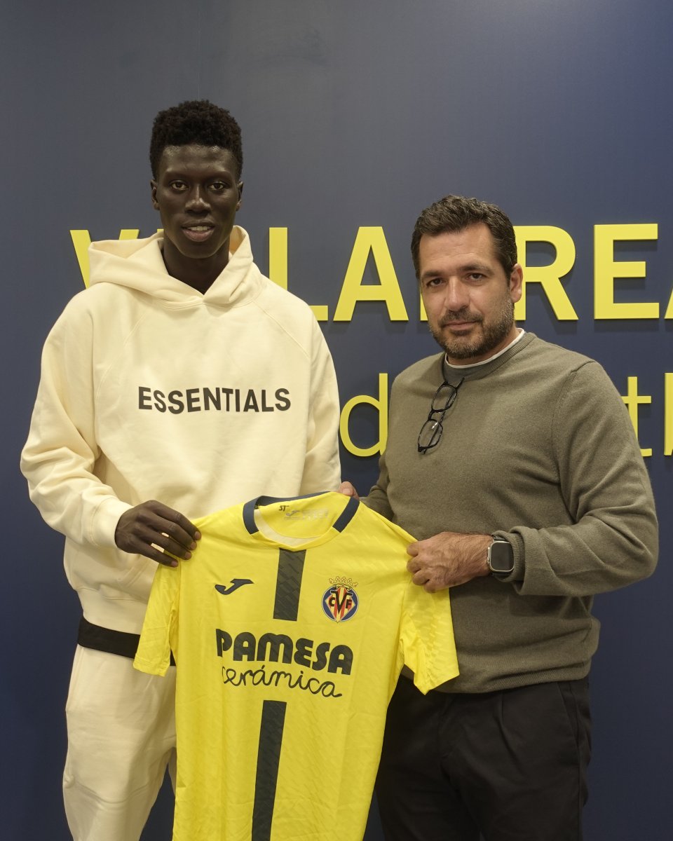 El Villarreal CF renueva a Alassane Diatta hasta 2030 ✍🏻⚽

El centrocampista senegalés ha jugado 14 encuentros y ha marcado tres tantos esta temporada en Primera Federación con el Mini Submarino

El mediocentro africano debutó la pasada campaña con el primer equipo del