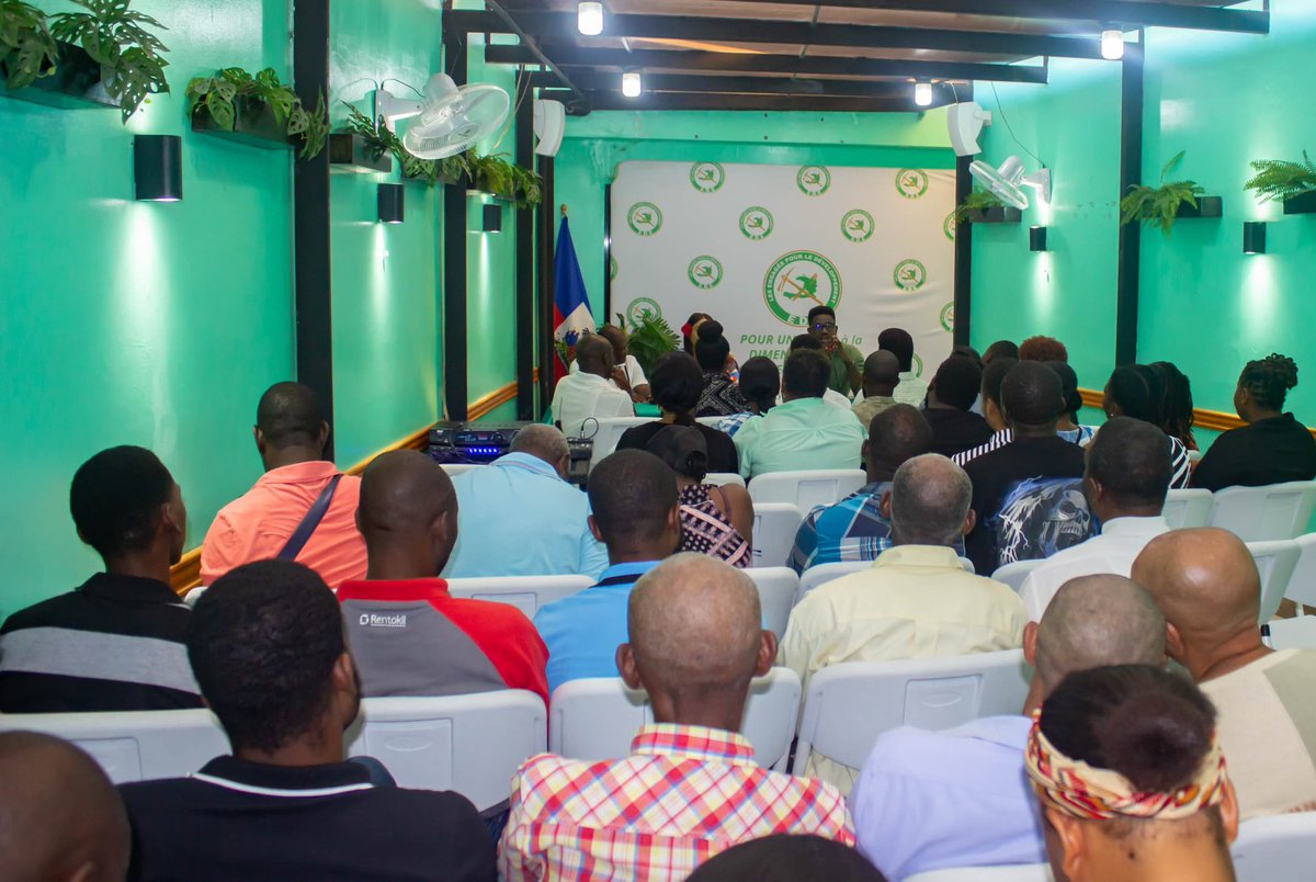 Jeudi 11 décembre, le Parti a accueilli chaleureusement plusieurs dizaines de nouveaux membres venus de différentes communes. Pleins d’enthousiasme et déterminés à s’impliquer, ils ont exprimé leur volonté d’assumer des responsabilités pour faire progresser leur Parti.