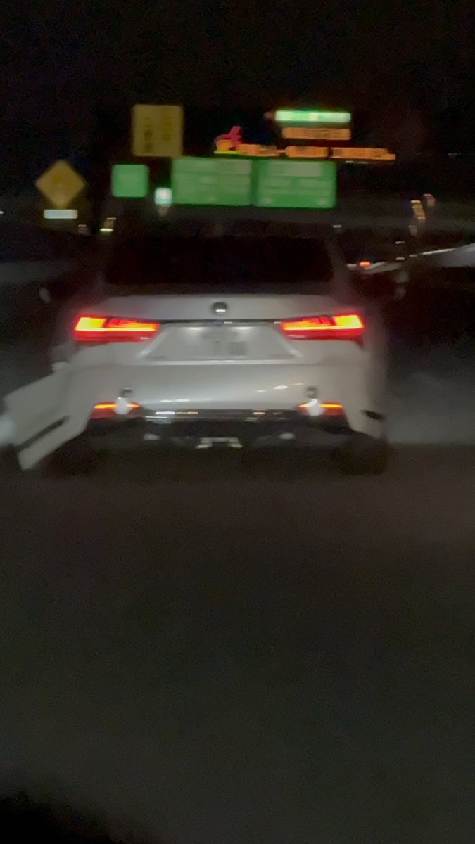 LEXUSNX1119's tweet photo. 第二京阪道路でリアバンパーが外れてる
LSを発見！！！

普通にヒラヒラして後続車に危ないし、
センサーも外れてる？

盗難車とかじゃないよな？

なんか普通にやばくないか？
運転者の方は気づいてない感じでした https://t.co/n5QsenLOlO