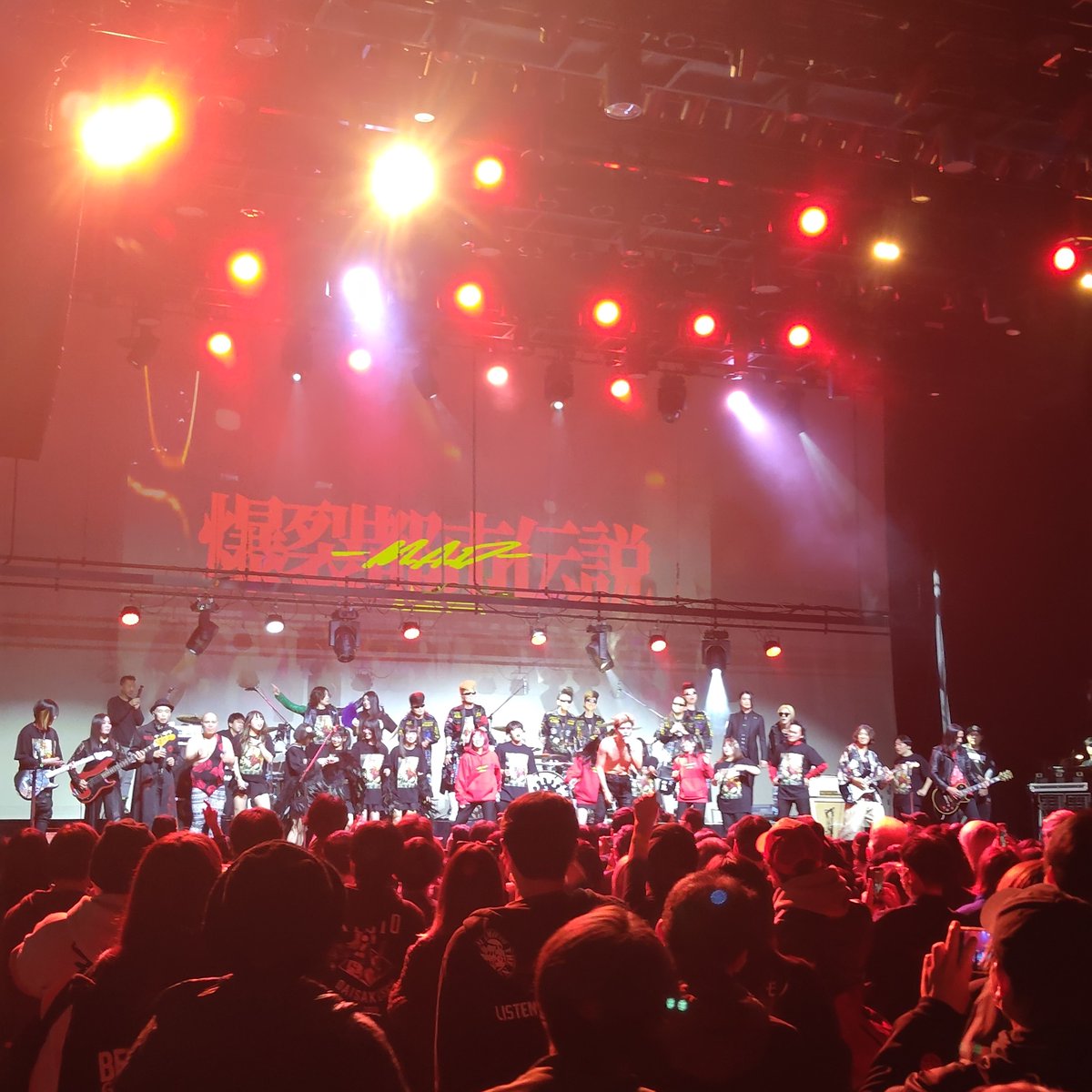 medkiz's tweet photo. 爆裂都市伝説

最後は残っている出演者たちでフィナーレ

例の人物も出てきて土下座をしてたけど、こういう人を信じるほどおれは若くはないよ
選曲がリンダリンダなのもあざとい

集客は目測で600以下

個人的にはすごく楽しかったから次回もあるなら行きたい気持ちもあるけどどーなるだろーね？ https://t.co/phD6omv1FI