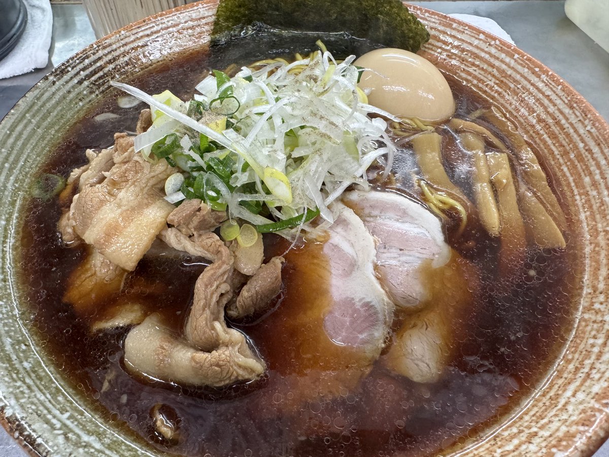 12月10日の覆麺 智 <a href="/hukumentomo2009/">覆麺智</a>
オマール海老の悪い奴。濃度のある海老の旨味を筆頭に据え、そこへ真っ直ぐガツンと来る醤油。完璧に組まれたバランス設計。覆麺らしく軸は明確で、ただ圧倒される。言葉を足すより、黙って食べるのが正解の一杯。
#覆麺智 #限定麺 #オマール海老 #神保町