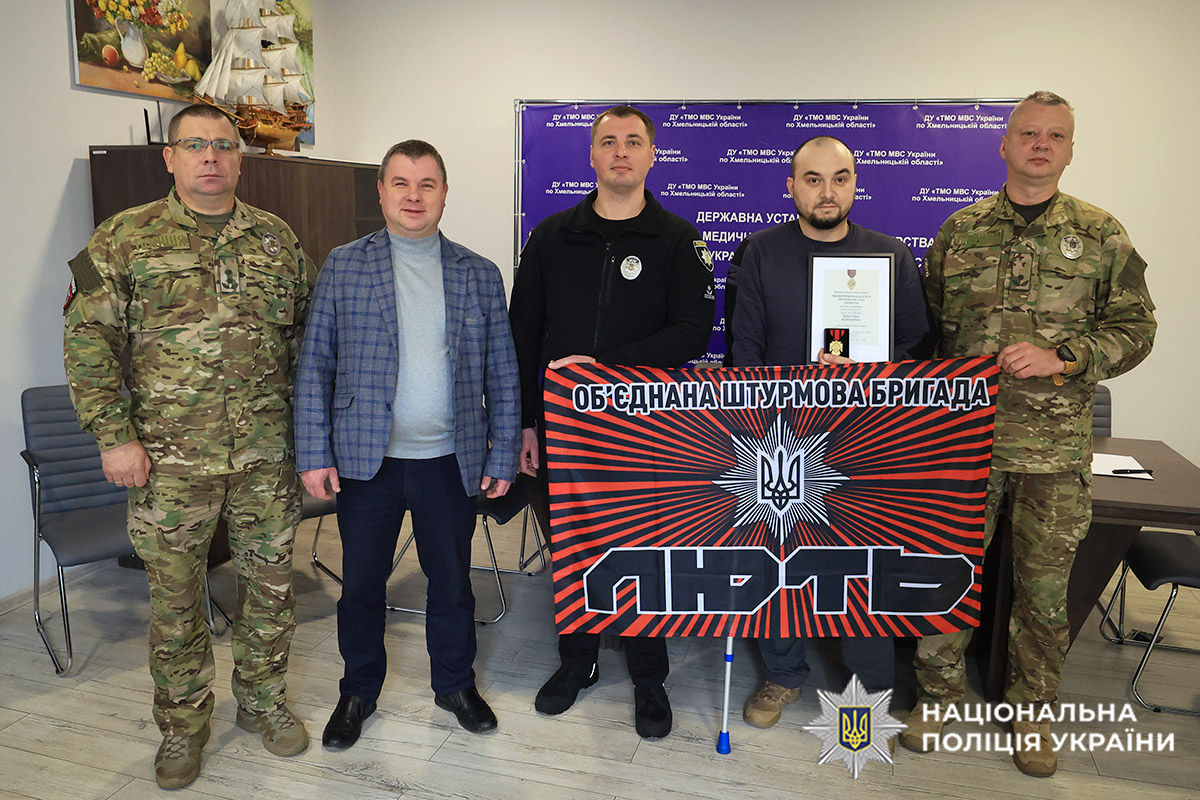 Боєць штурмової бригади Нацполіції «Лють» з Хмельниччини Сергій Маслянко нагороджений почесним нагрудним знаком Головнокомандувача ЗСУ «Хрест Хоробрих»
hm.npu.gov.ua/news/boiets-sh…
#поліціяХмельниччини #ЛЮТЬ #поліція_на_війні