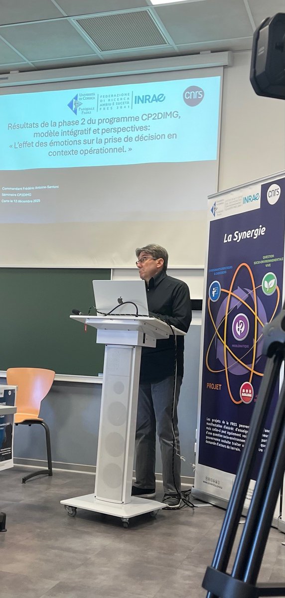 univFRES's tweet photo. Cet après-midi FJ. Chatelon Maître de conférences @univcorse soulève les questionnements des travaux de recherche du projet CP2DIMG : comment les émotions influencent-elles les choix des opérateurs, comment exploiter l’IA et les données issues des expériences de terrain @SIS_2A https://t.co/nrvY6hRs8w