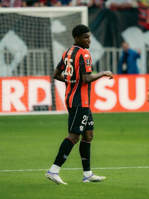 pseuman's tweet image. Pas de Tatouage 
- Pas de coupe bizarre 
- Pas de provocation 
- Pas d’histoire en dehors du terrain 

Juste un pur joueur de merde 💎
#OGCNice