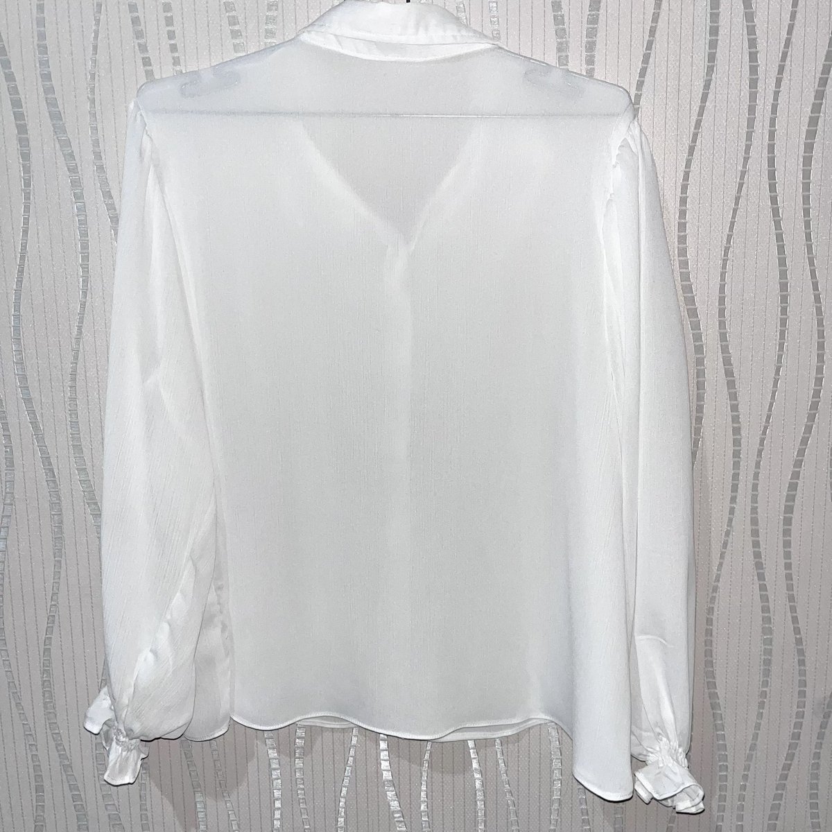 melarcholy's tweet photo. white blouse
ld: 114cm
pb 60cm
price: 50k

defect: ada noda (bisa hilang kalau dicuci + ini nerawang ^____^)! https://t.co/D8ASm6r4GA