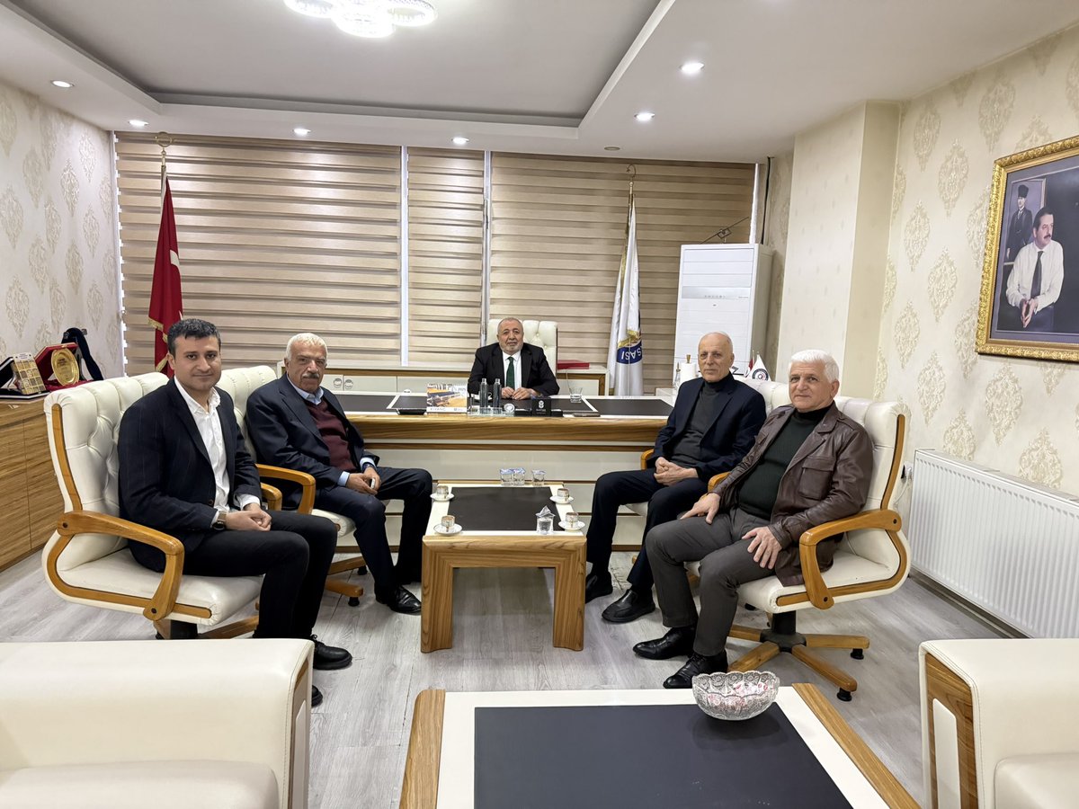 Eski Tarım ve Orman Bakanımız Mehdi EKER’in abisi Ahmet EKER,Zirai Mücadele Araştırma Enstitüsü Müdürü Mehdi SÜMERLİ ve Avukat İbrahim İNAL,Borsamız Yönetim Kurulu Başkanı Arif GÜNEŞ’i makamında ziyaret ettiler.Nazik ziyaretlerinden dolayı kendilerine teşekkür ederiz.<a href="/arifguness/">Arif GÜNEŞ</a>