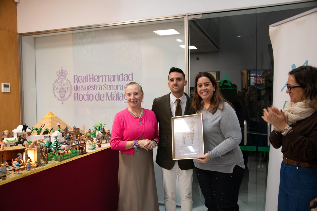 La sede del <a href="/IAJuventud/">Instituto Andaluz de la Juventud</a> en #Málaga muestra desde hoy y hasta el 9 de enero un Belén de figuras de Playmobil instalado por la <a href="/HDADMALAGA/">Hermandad del Rocío de Málaga</a>. 
 Se trata de un Belén “muy malagueño y rociero”, en el que destacan numerosos guiños a la identidad local.