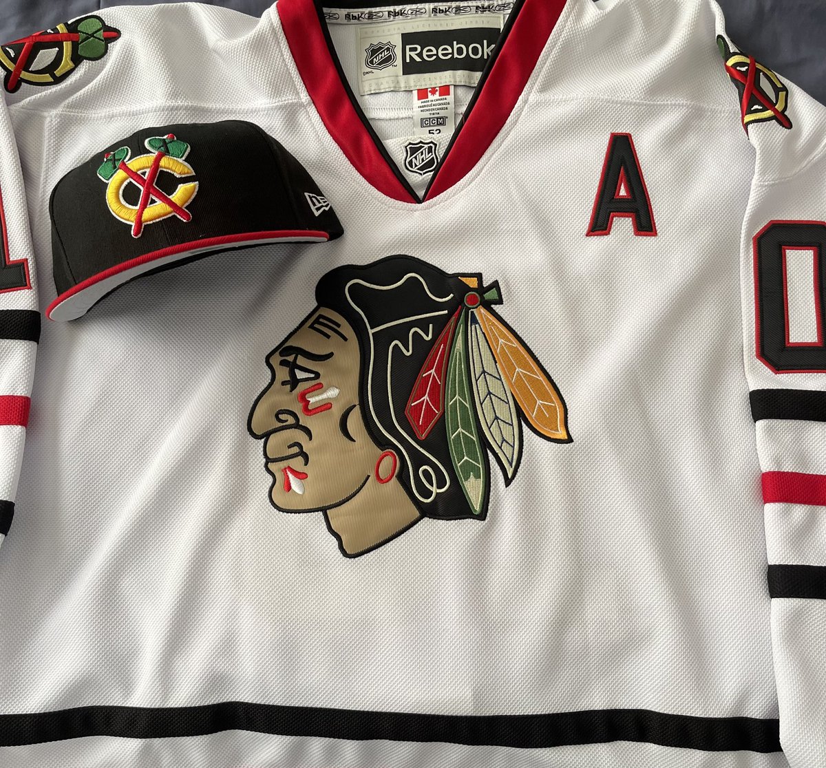 Hatter_up's tweet image. Clark Griswold’s Favorite team and my hat Jersey combo of the Day is the Chicago Blackhawks @10PSharp Sweater #10 @NHLBlackhawks as they take on the Rangers tonight #Hawks #Hockey🏒 #HatTwitter #HatoftheDay #HatCollector #FittedHatSociety #UnitedByCaps #ChristmasVacation #Holiday