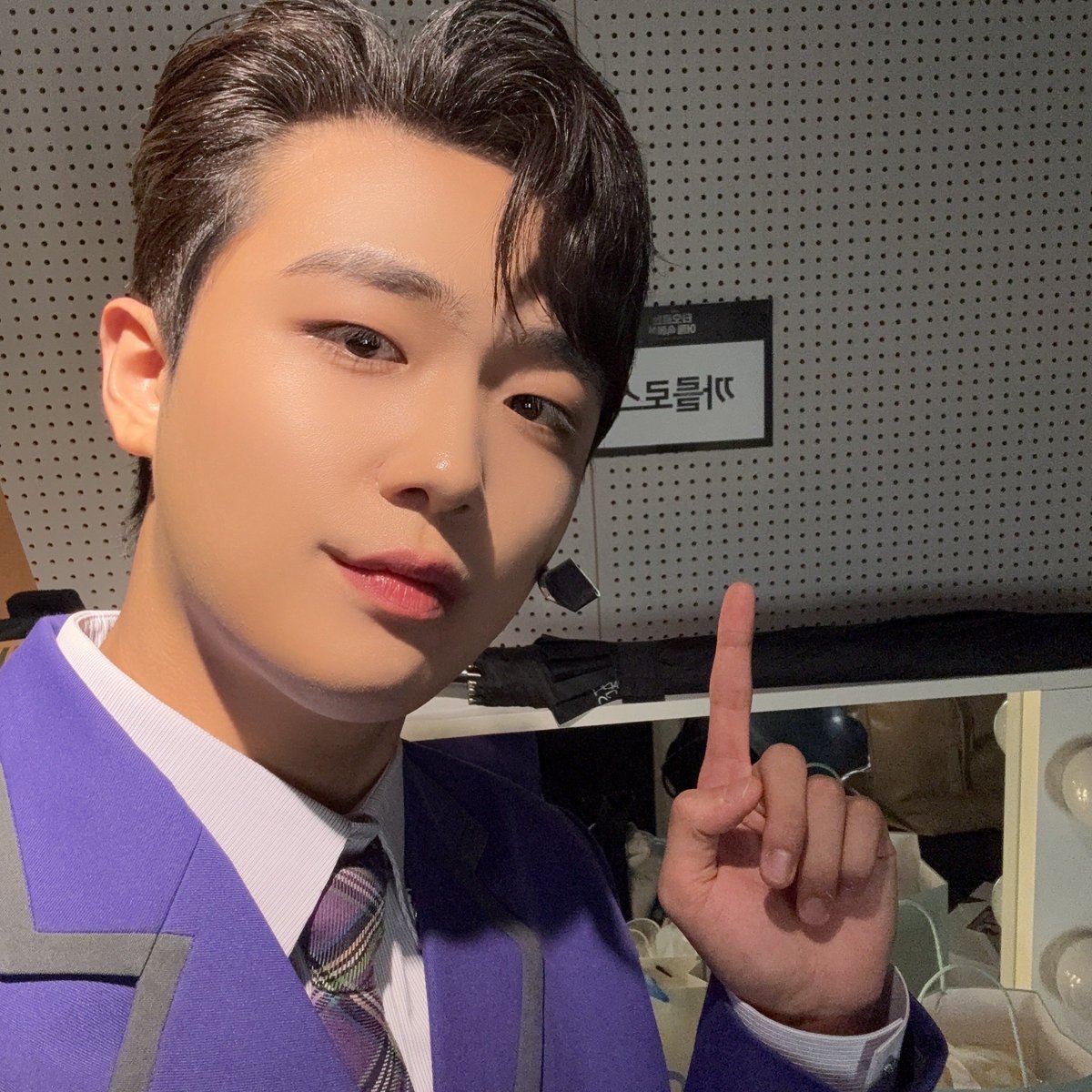 𝗟𝗜𝗕𝗥𝗔𝗥𝗬 𝗦𝗧𝗔𝗚𝗘📸⠀

❝내일 아침이 되면 다시 모든 게 예전의 모습으로 돌아가 있을 거야❞⠀

💜 까를로스  ｜ 이석준⠀

<타오르는 어둠 속에서> ⠀
첫공 성료 사진 공개⠀

#반가워요_석준까를로스

#이석준 #타오르는어둠속에서 #까를로스
#SeokjuneLEE #라이브러리컴퍼니