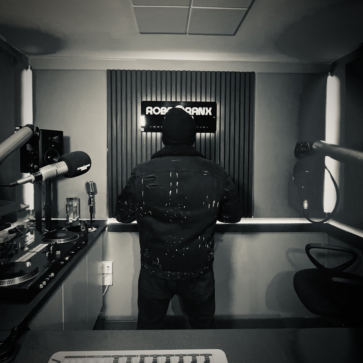 #Dancehall #Reggae  #Vibes..streaming now. Up on all your devices... let's GO!!!!! 🇬🇧

mixcloud.com/robboranx/robb…