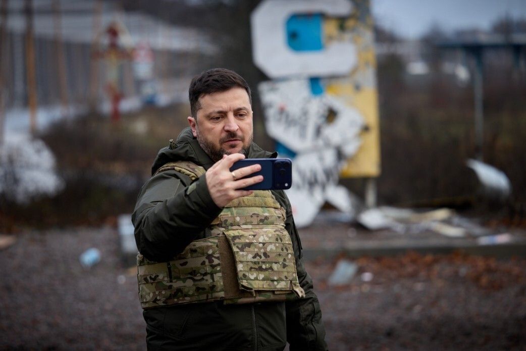 ⚡️ Putin invited foreign journalists to Kupiansk to show what he claimed were “encircled Ukrainian troops.”

Instead, President Zelenskyy appeared near the Kupiansk front, with reports saying he was 1.15 km from Russian positions and 500 meters from the gray zone.

Reports also