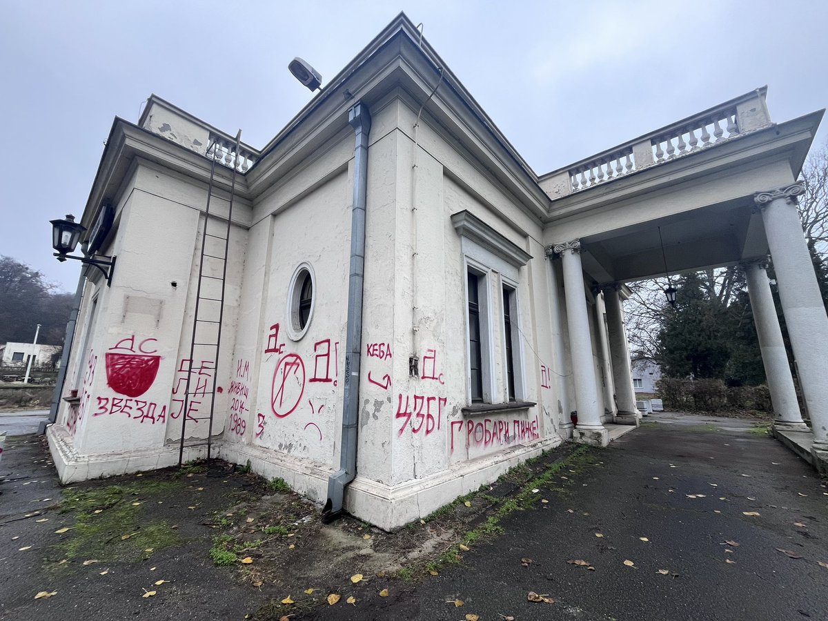 Za neupućene - Železnička stanica Topčider;
 
puštena u rad 1884. godine, 
bila stanica Orient Expressu
dočekala i ispratila milione putnika medju kojima su bili Džimi Karter i Kraljica Elizabeta

šine su joj počupane 2021. godine a jutros sam je zatekla išaranu navijačkim
