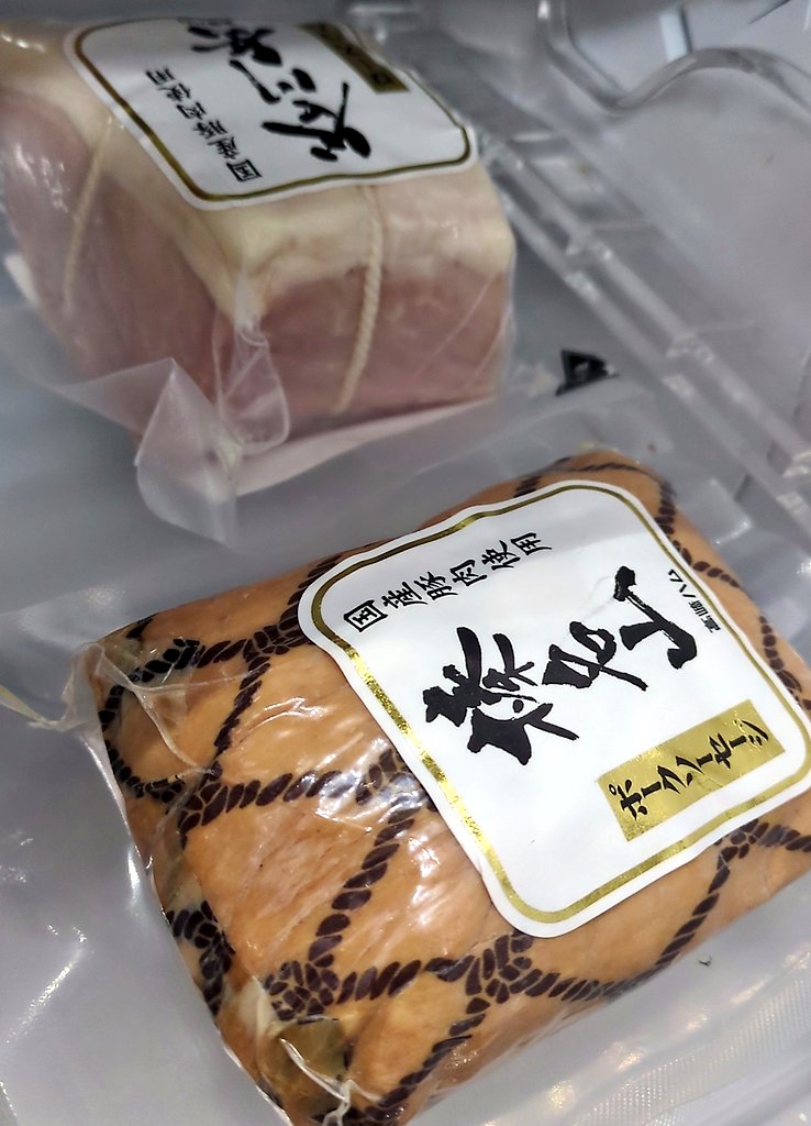 ta_na_mi's tweet photo. まー今日はさ。
本当イヤなこと言われまくった日だったんだけどさ。
独りで家族支えてるから、それに対する嫌味なんて仕方がないとは思うんだけど。

帰ったら友達から素敵なプレゼンツ届いてて、感動🥲🥲

本当、周りに恵まれております。
ありがとうね！ https://t.co/Mrai7ONrfy