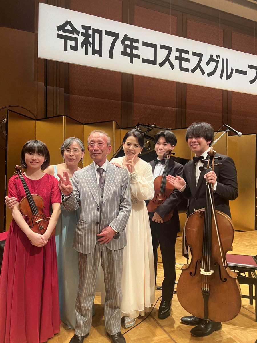 税理士法人コスモスCEO野田賢次郎先生と。  年に一度だけお目にかかる人たちもいて、若手奏者たちのことも覚えていてくれる。お元気でしたか？来年も良い年になるといいですね、よいお年を、そんな言葉のやり取りもしみじみと感じ入る。もう20年以上のお付き合い。（くわの）