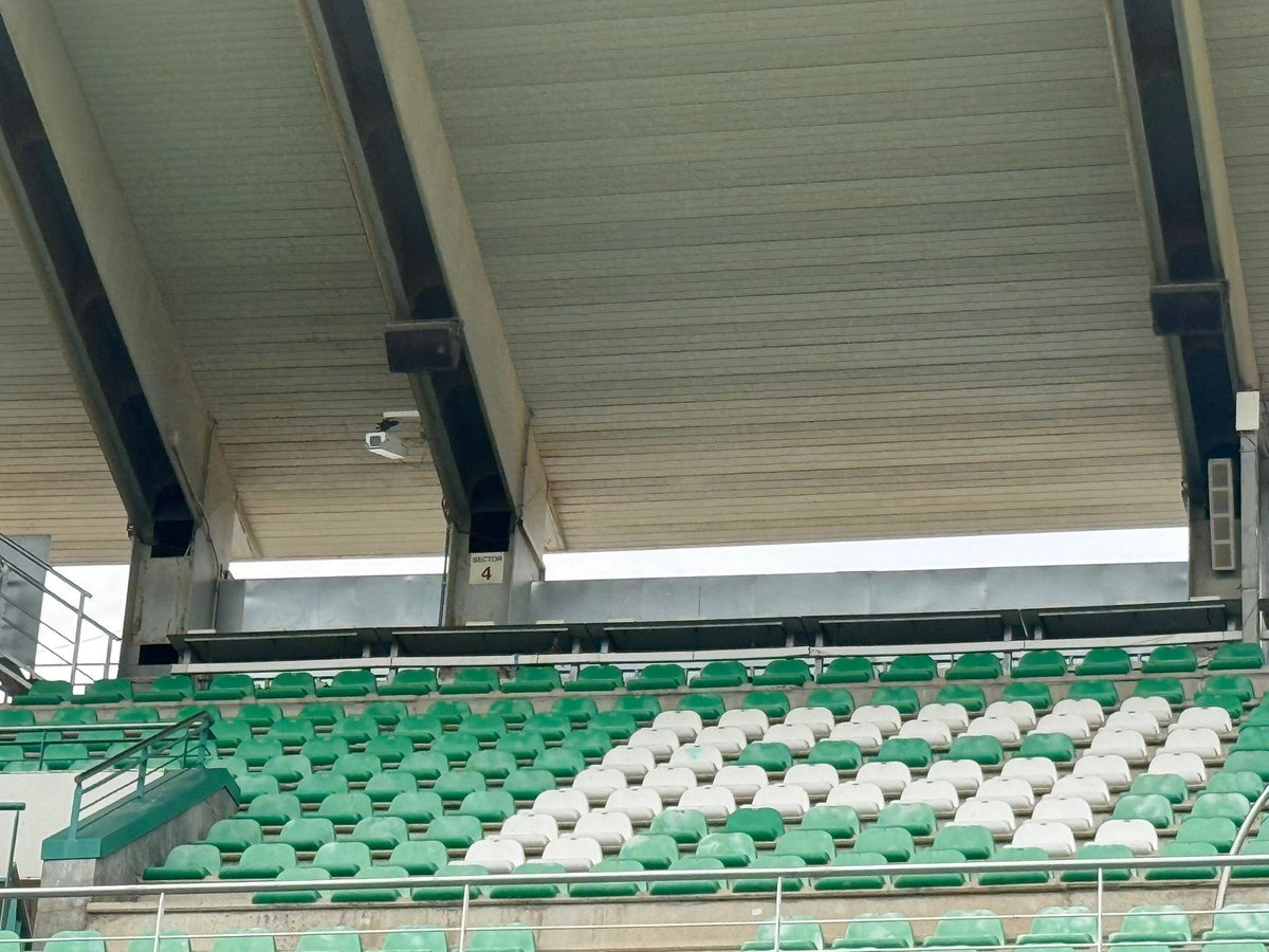 Esta foto puede parecer una tontería, pero la novedad es que la zona de pupitres de prensa local en El Arcángel tiene un paramento para que los compañeros que allí trabajan, lo hagan sin que se mojen sus equipos. 

Otro gran avance. Gracias al departamento de comunicación 👏👏