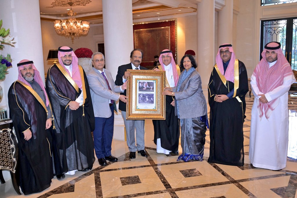 sacaindia's tweet photo. معالي وزير التعليم الأستاذ يوسف بن عبدالله البنيان يتلقى هدية تذكارية من جامعة عليجراه الإسلامية والتي تتمثل في صورة تذكارية لجلالة الملك سعود بن عبدالعزيز رحمه الله أثناء زيارته للجامعة سنة ١٩٥٥م وتلقيه شهادة الدكتوراه الفخرية منها. https://t.co/3hd0pit4GL