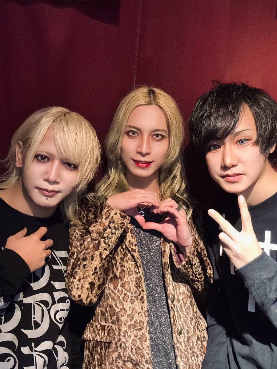 2025年12月12日（金）
川崎Serbian Night

今日は全曲ハンドマイクでのパフォーマンスでした！
ギターを持たずに会場入りするの忘れ物してる感じがしてソワソワしてました。笑

ライブはみんなで盛り上がれて最高に楽しかったです！

ありがとう🌹✨

1.白いキャンバス
2.夜の向こう側