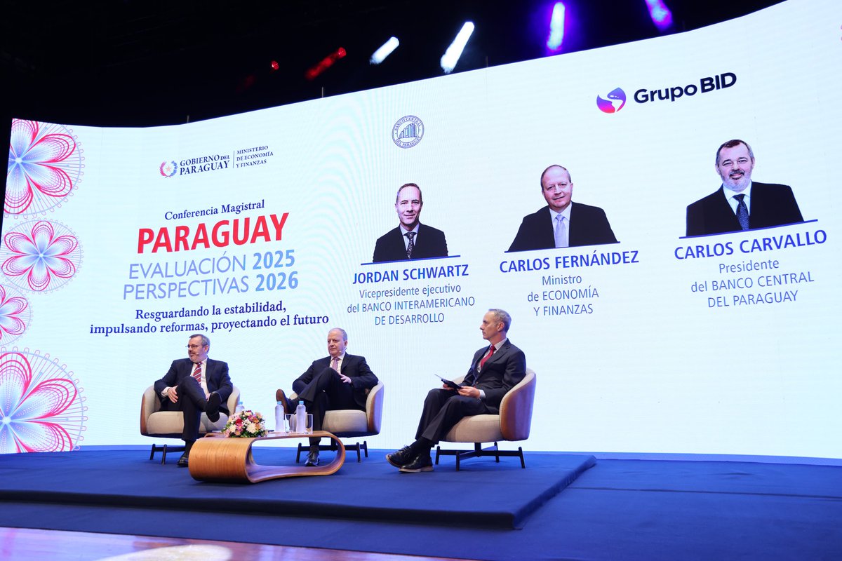 El ministro <a href="/cgfernandezv/">Carlos Fernández V</a>, el presidente del <a href="/BCP_PY/">Banco Central del Paraguay</a>, <a href="/CarlosDCarvallo/">Carlos Carvallo Spalding</a>, y el vicepresidente ejecutivo del <a href="/el_BID/">Banco Interamericano de Desarrollo</a>, Jordan Schwartz, inician la Conferencia Magistral “#Paraguay🇵🇾: Evaluación 2025 y #Perspectivas2026”, organizada por el #MEF, el #BCP y el Grupo BID, en el Centro