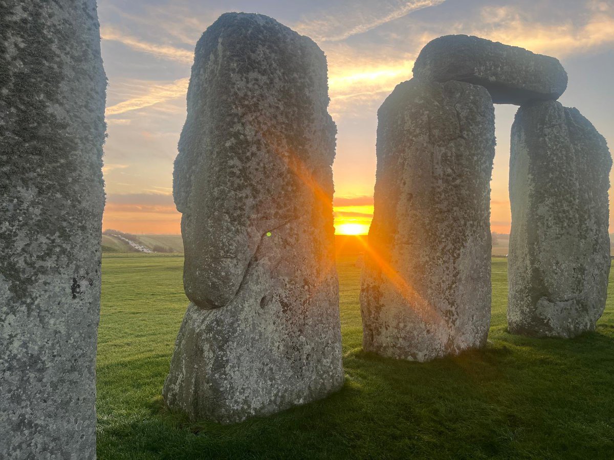 Sunrise at Stonehenge today (12th December) was at 8.01am, sunset is at 4.00pm 🌤️