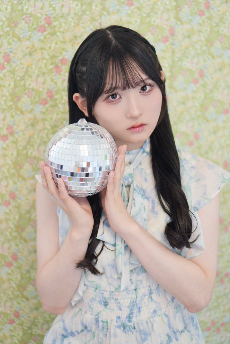 Cantik cantik desahnya kaya keledai. Gpp namanya manusia gk ada yg sempurna