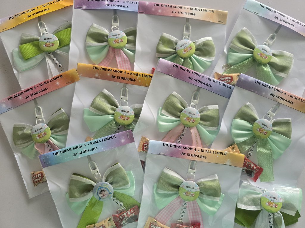 Freebies for #tds4inkl 

🎀 Ribbon keyring
📍 Around axiata arena
⏱️ Will update once i arrived

tak cantik mana pun but tolong claim eh😬 trade tlg dm (limited)

p/s: sila say hi, senyum &amp; minta elok2 eh.. kalau diam je i xmau bagi😝

#TDS4inKUALALUMPUR
