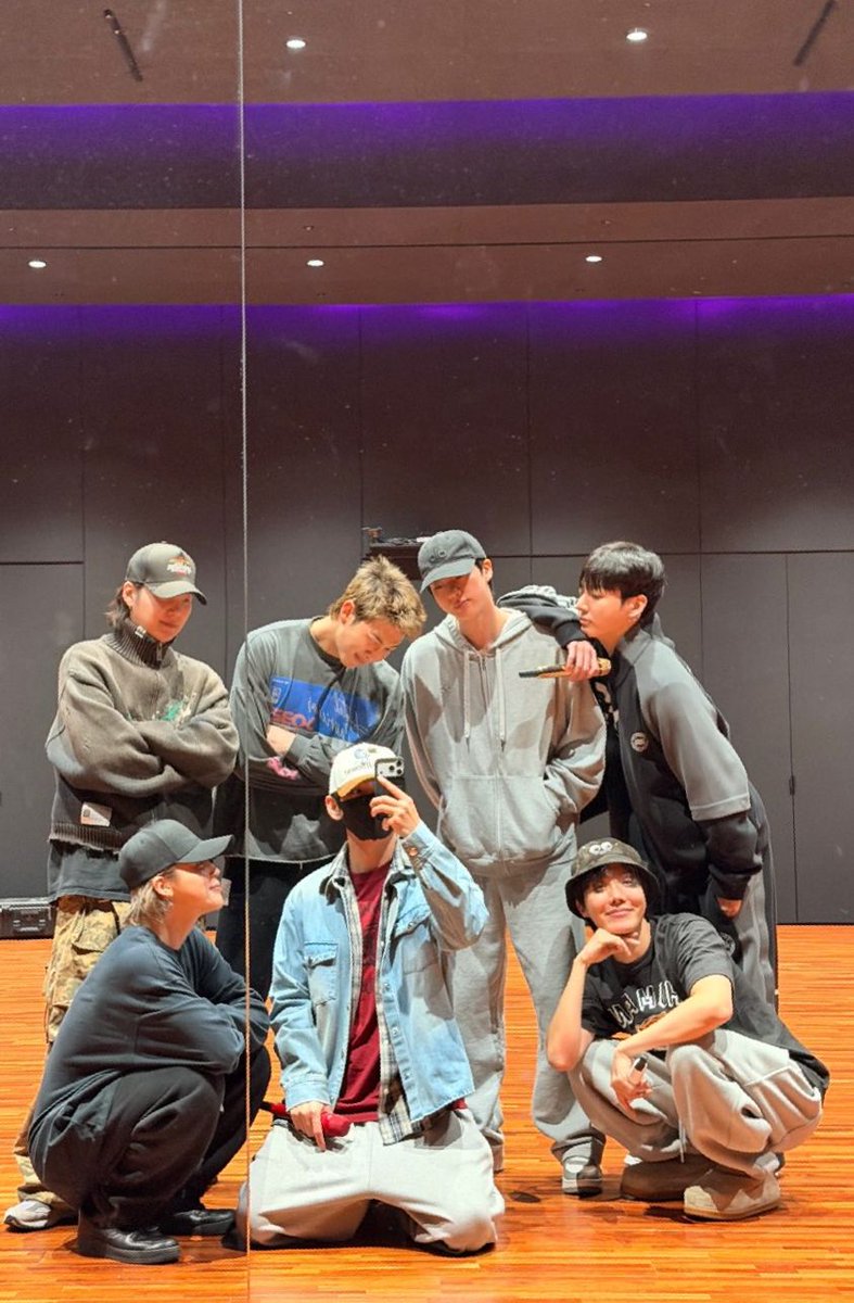 BTSxBRAZIL's tweet image. Sempre que vocês, em algum momento de dúvida ou cansaço, se questionarem sobre o amor que o BTS sente pelo que fazem, pelo fandom, e uns pelos outros… olhem para essa foto. Mas olhem de verdade.

Sete homens que escolheram continuar. Que escolheram lutar contra expectativas…