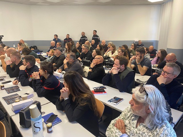 univFRES's tweet photo. Nous poursuivons avec le commandant F.Antoine-Santoni, sapeur-pompier professionnel et doctorant @univfres. Il présente les résultats clés de la phase 2 du projet CP2DIMG qui permettent d’éclairer les mécanismes émotionnels dans les comportements décisionnels en contexte dégradé. https://t.co/NmAQt8OtF0
