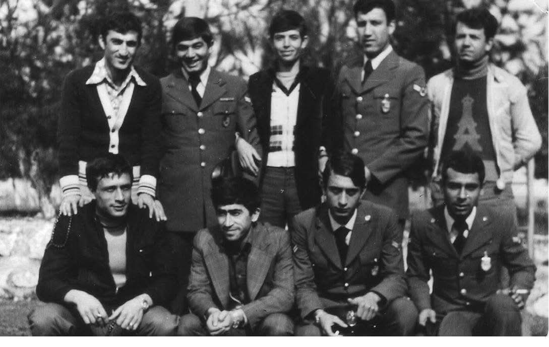 Asbinisiyatif's tweet image. OCAK 1975 BİR ONUR HATIRASI

Tarih 8/9/10  0cak 1975 
O günlerden bugüne devam eden Assubay sınıfı üzerindeki sistematik bir biçimde yürütülen çarpık tek yanlı sistem haklarımıza bir, bir el uzatırken,

O Ocak ayının felce uğramış yok sayılmış unutulmuş bir yerlerinde o güne…