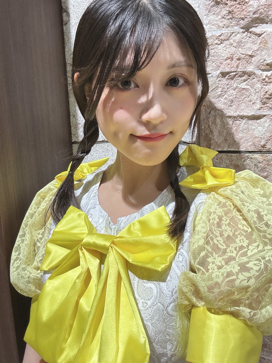 初リボン衣装でした💛 写ってないけど、下のスカートは蛍光ペン