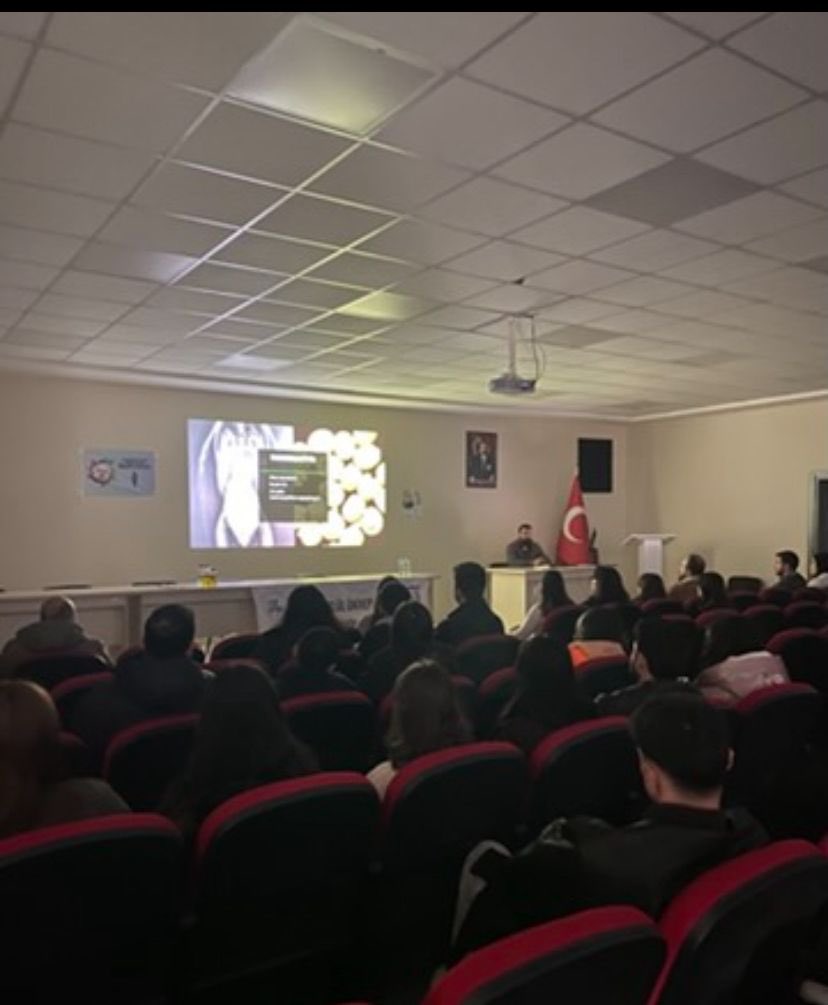 Fakültemiz Veteriner Hekim Medyası ve Kültürel Etkinlik Öğrenci Topluluğu'nun (Vet-Kem) düzenlediği etkinlikte, Veteriner Hekim Ali İsa HEKİM, "Egzotik ve Kanatlı Hayvan Hekimliği" konulu sunumuyla öğrencilerimiz ile buluştu.