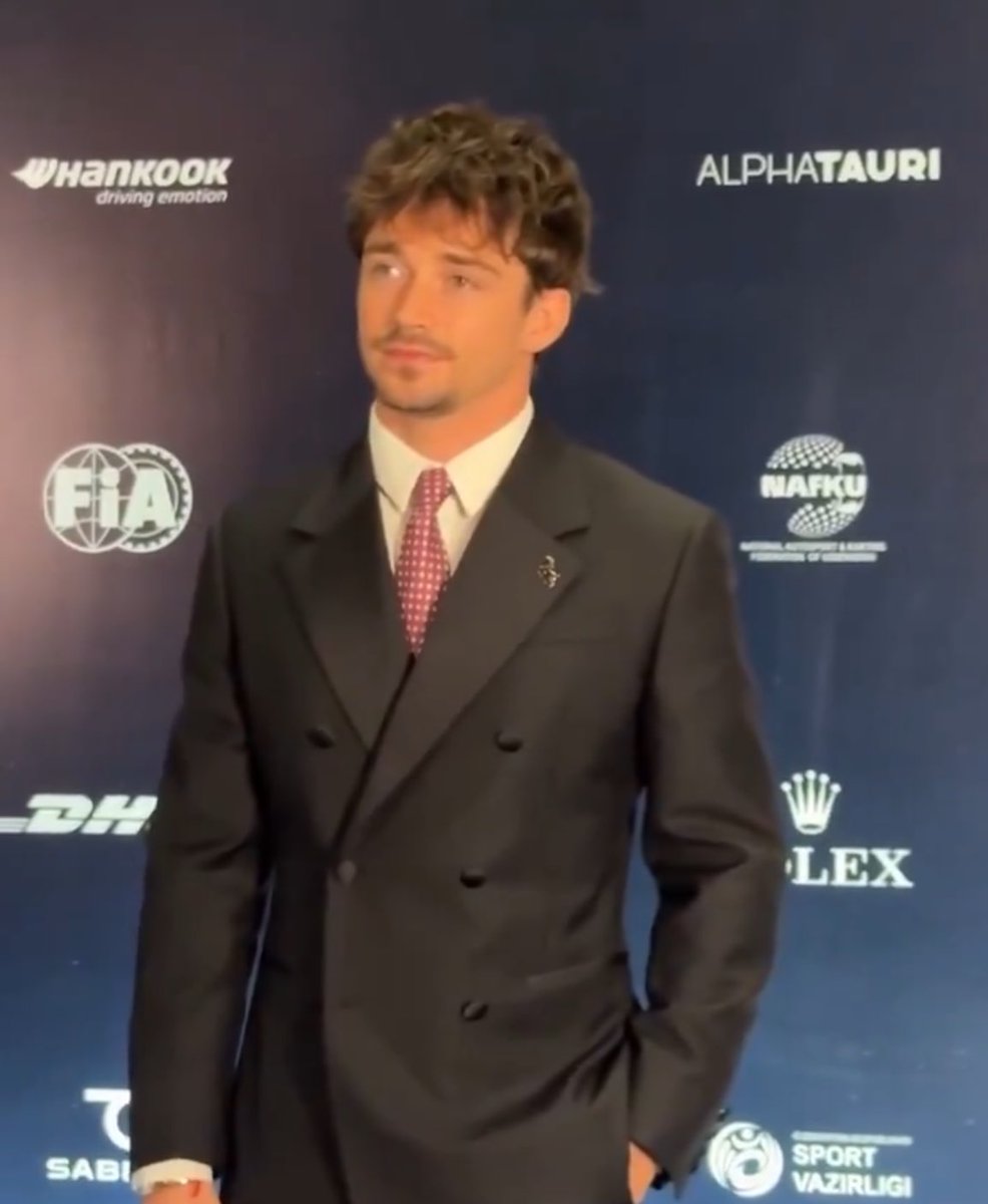 🚨: charles leclerc presente para receber seu prêmio FOTY (fudido of the year)