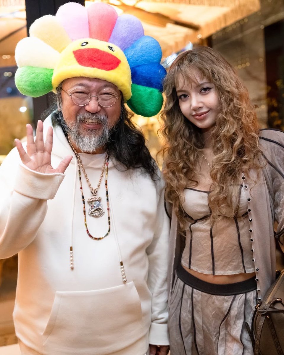 .<a href="/takashipom/">takashi murakami</a> IG update with #LISA:

🔗 instagram.com/p/DSKjFE0krh8/…

<a href="/wearelloud/">LLOUD</a> <a href="/LouisVuitton/">Louis Vuitton</a> 

LISA X LV THE PLACE 
#LISAxLouisVuitton