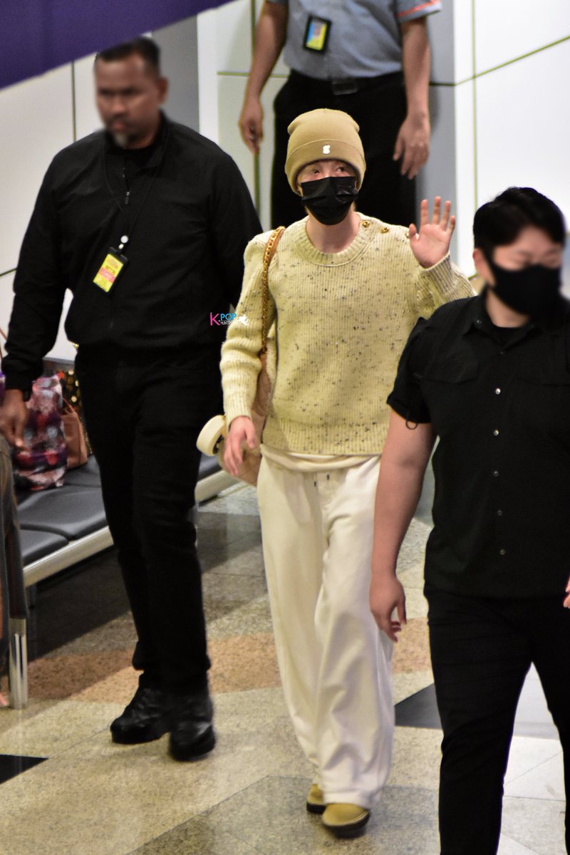 He’s HERE! 🛬💚 
RENJUN landed safely in KL and he’s the first one to arrive!!! Czennie Malaysia welcome him with all the love and fanchant HUANG RENJUN! HUANG RENJUN! 

Another 6 Dreamies flying in soon! ✈️🔥

#RENJUN #NCTDREAM #NCTDREAMinMY #NCTDREAMinKL #TDS4inKL #TDS4inMY