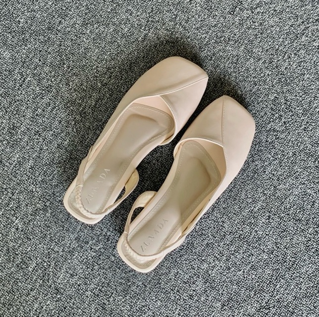 xxxirraaa's tweet image. Stylish and comfy sandals for daily🌷

a thread~