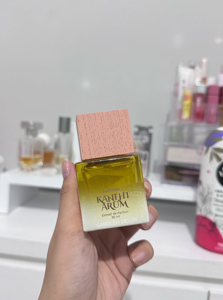 yg mau beli parfum ini, cuman mau bilang….. 

hati-hati ya kalo pake, jangan apply di tempat umum atau sempit soalnya bakalan ALL EYES ON YOU 😭🫵🏻

takut dikiran abis MANDI KEMBANGG