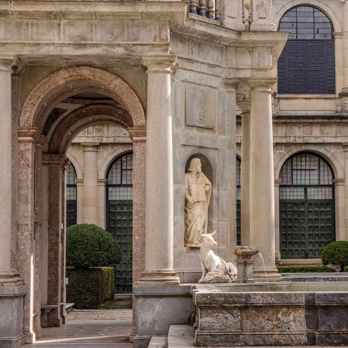 PatrimNacional's tweet photo. 📍Este es el Claustro de los Evangelistas del Real Monasterio de San Lorenzo de El Escorial.

El templete dórico del centro alude a la fuente de la Gracia y de la vida espiritual⛲Lo estamos restaurando con Fondos Europeos para abrirlo al público este verano ¡Pronto podrás verlo! https://t.co/8407OsoIib
