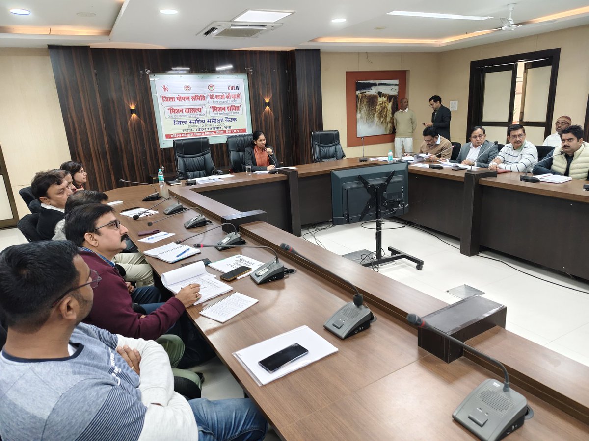 कलेक्टर श्रीमती प्रतिभा पाल ने बैठक में चिकित्सकों को निर्देशित किया कि मातृ मृत्यु दर को कम करने में तत्परता बरतते हुए मृत्यु के कारणों का परीक्षण करें। कलेक्टर ने टी.बी. मुक्त भारत अभियान में मरीजों की स्क्रीनिंग कर एक्स रे किये जाने की बात कही।

#JansamparkMP #रीवा #Rewa