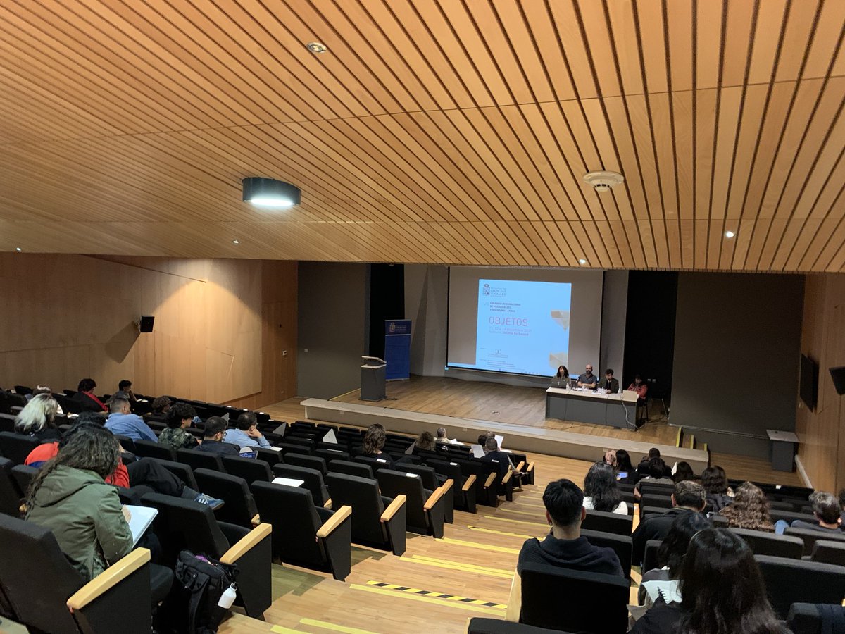 facsouchile's tweet photo. En esta segunda jornada del VIII Coloquio Internacional de Psicoanálisis del 12 de diciembre 2025, se realiza un sentido homenaje póstumo a Gonzalo Díaz, destacado artista visual, premio Nacional de Artes y académico @uchile . Palabras a cargo de Roberto Aceituno,de @PsicoUChile https://t.co/7jWupsnzhu