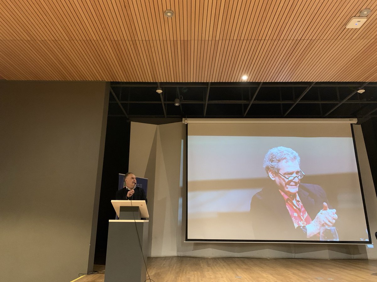 facsouchile's tweet photo. En esta segunda jornada del VIII Coloquio Internacional de Psicoanálisis del 12 de diciembre 2025, se realiza un sentido homenaje póstumo a Gonzalo Díaz, destacado artista visual, premio Nacional de Artes y académico @uchile . Palabras a cargo de Roberto Aceituno,de @PsicoUChile https://t.co/7jWupsnzhu