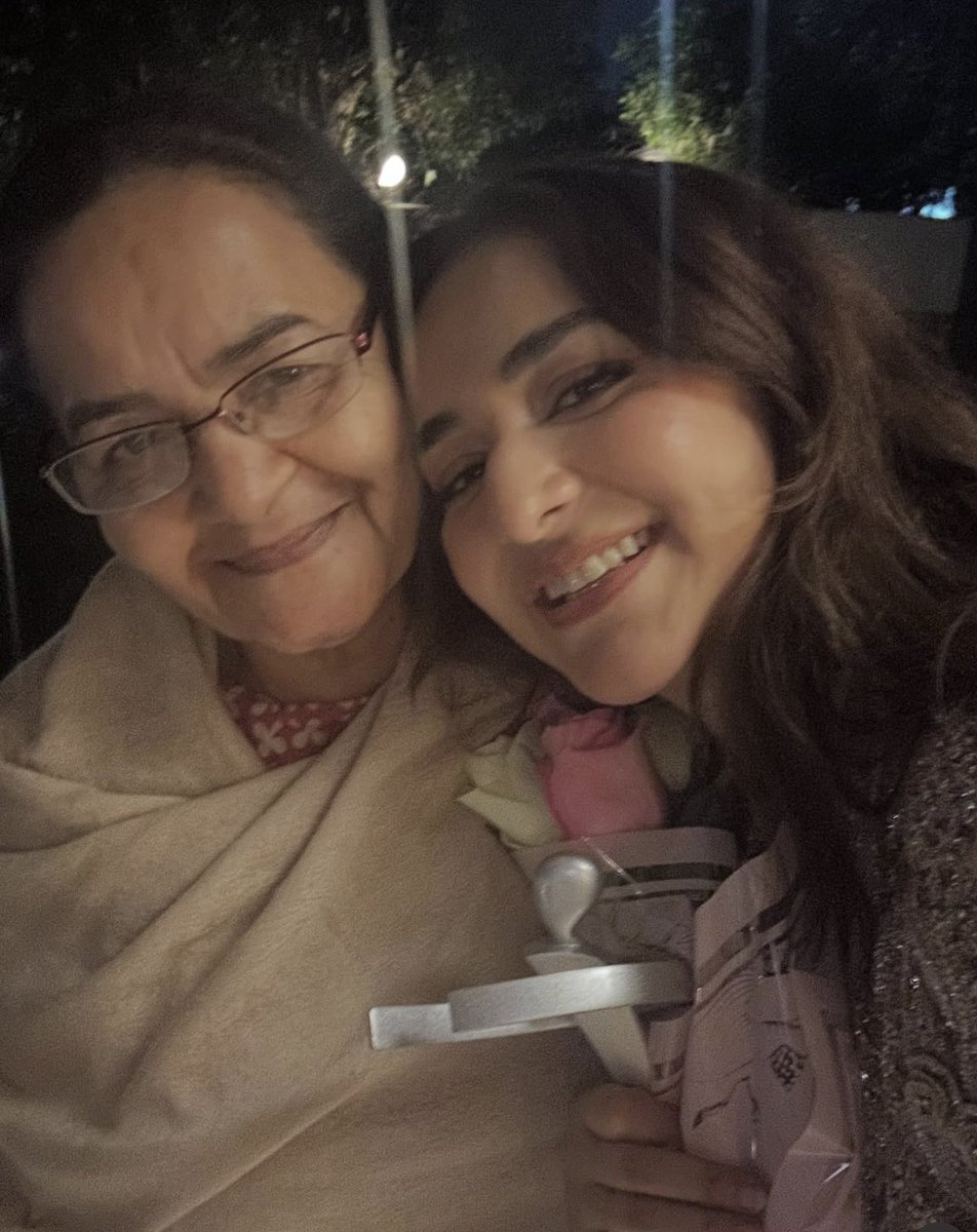 Yumna with her 2 awards!! N to those cryin abt awards losing their value, when the right people, who work with dedication, focus, &amp; passion, win, they bring value &amp; glory to the award. The award doesn’t define them they define the award😎😏Keep crying!
More to come #YumnaZaidi