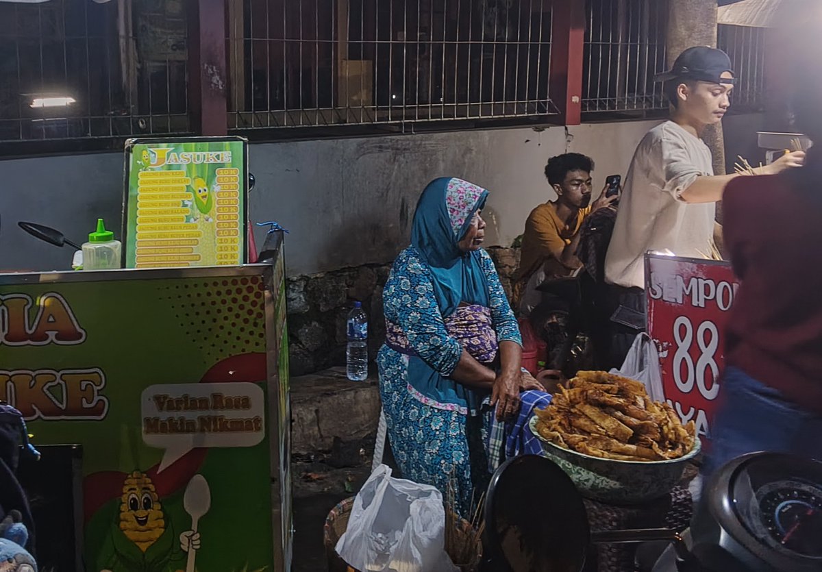 kurvadepok's tweet image. GUYSSS plspls beli piscok ibu ibu samping jasuka slowmoo!! udah malem tapi masi banyak bgtt, piscoknya gendut gendut bgt juga kook