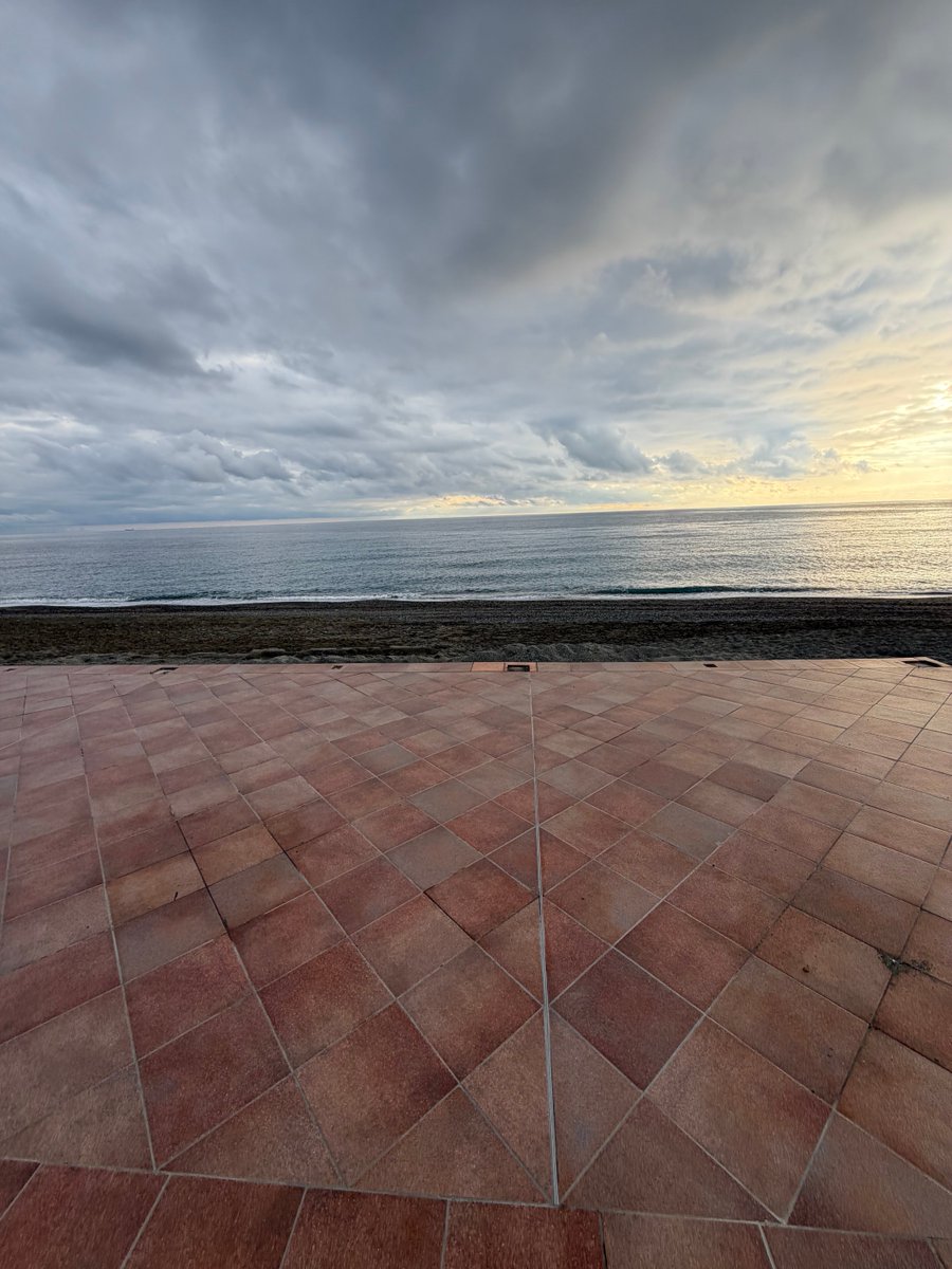 Alonein43672278's tweet image. #photography #floor #sea #beach #clouds
