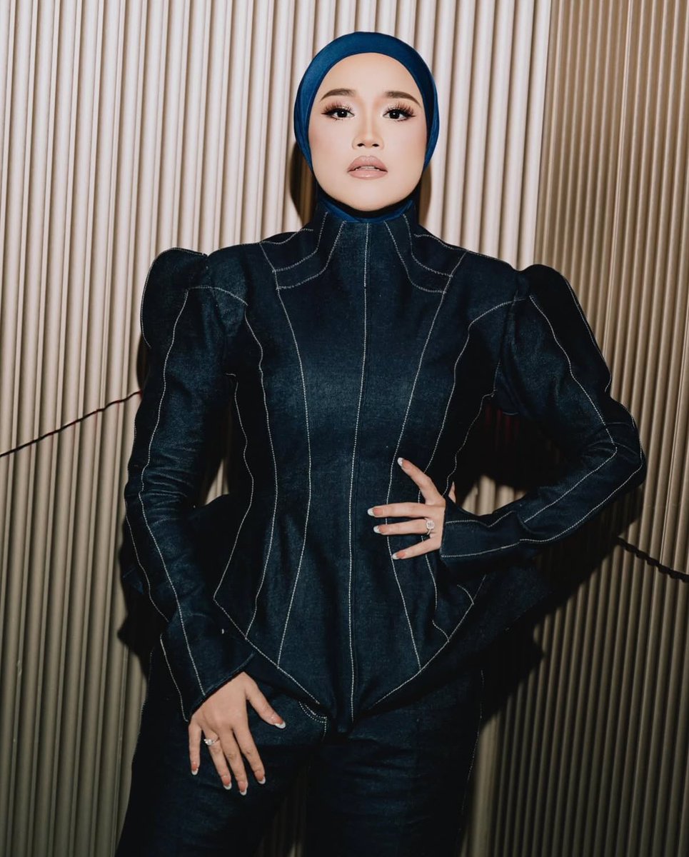 cartapop's tweet photo. Ernie Zakri wins Penyanyi Wanita Popular ABPBH37. https://t.co/rIli6LYErJ