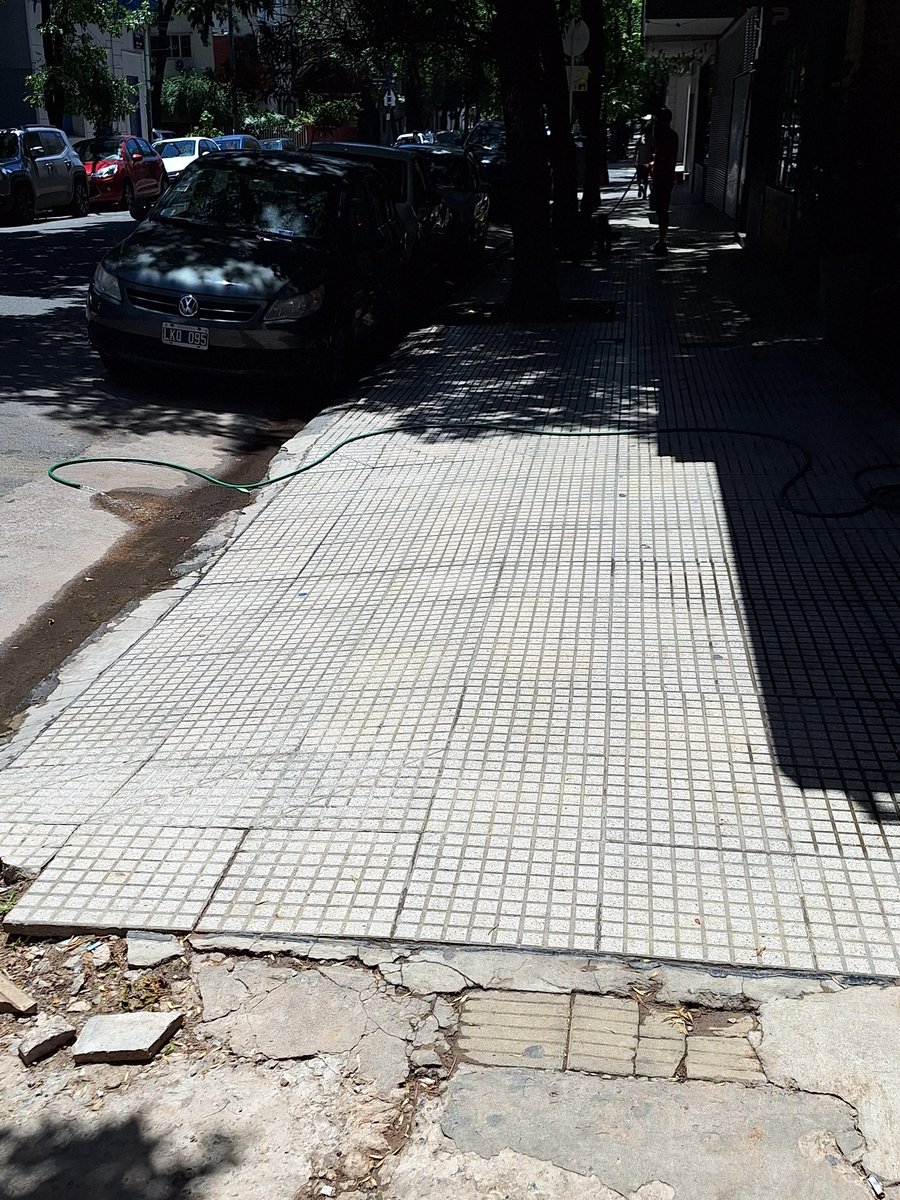 Una imagen a diario que se da en la <a href="/bacomuna14/">Comuna 14</a> en edificios y locales 
El derroche de agua potable 
Fitz Roy 1431