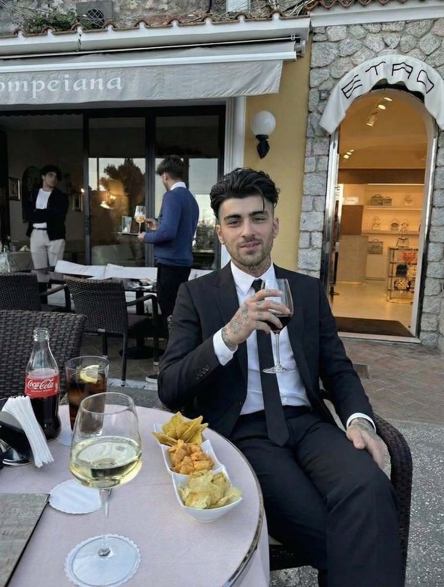 HAZAR1ON's tweet photo. Reclamou, e no fim, aceitou vir tomar um vinho comigo as dez da manhã. https://t.co/DsqiHZRvc9