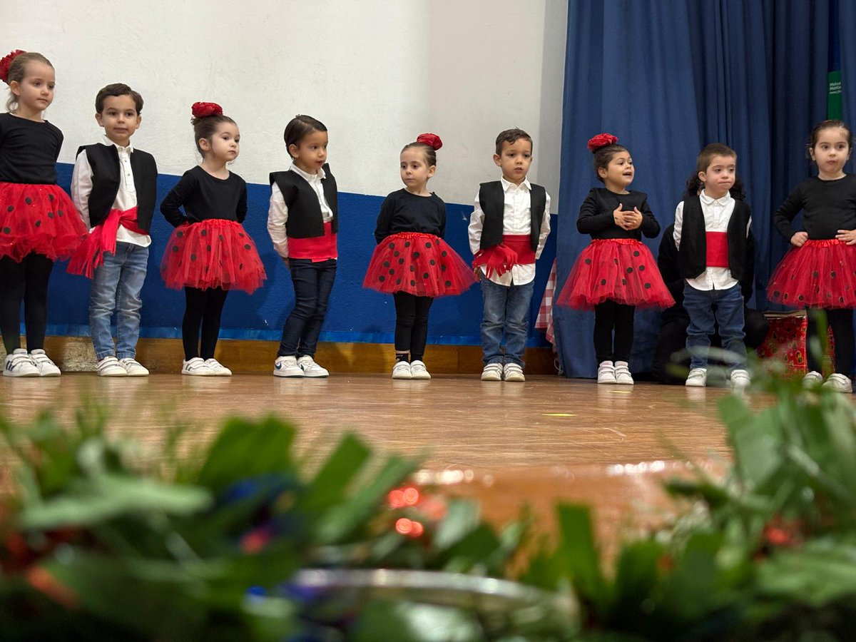 Esta semana, los más pequeños del colegio (EI) han brillado en sus festivales de Navidad ante la mirada emocionada de sus familias, que se atrevieron a regalarles un villancico lleno de ilusión, al concluir cada uno de los festivales. 🎄🫅🏻🫅🏼🤴🏿