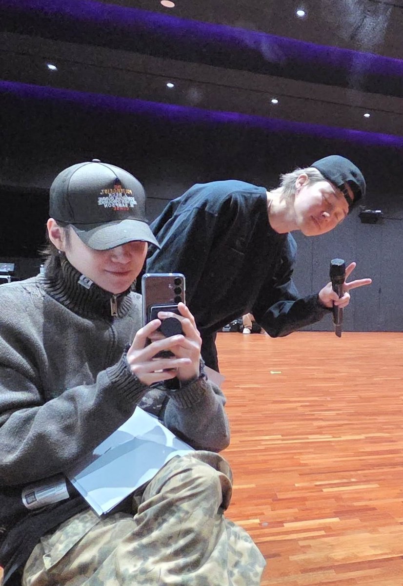 agusternmind's tweet photo. el concepto de que la primer foto de yoongi después de meses sea junto a jimin REVIVIÓ EL AMOR https://t.co/raiZbWBRBH