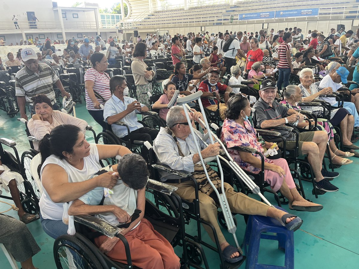 Estamos en el Coliseo Mayor entregando 1.500 Ayudas Técnicas como sillas de ruedas, bastones, caminadores y muletas a los adultos mayores de Santa Marta.
Una gestión nunca antes vista y hecha realidad gracias a la gestión de nuestro alcalde <a href="/CarlosPinedoC/">Carlos Pinedo Cuello</a> 
#TransformandoLoSocial
