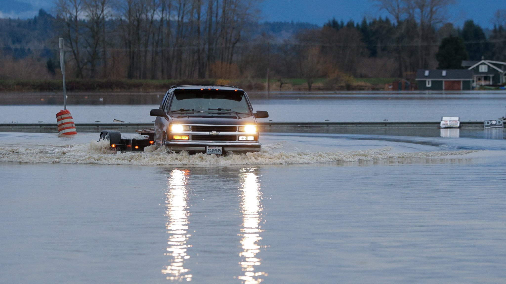 فيضانات تجتاح غرب الولايات المتحدة و كندا وتتسبب بإجلاء آلاف السكان #الشارقة24 