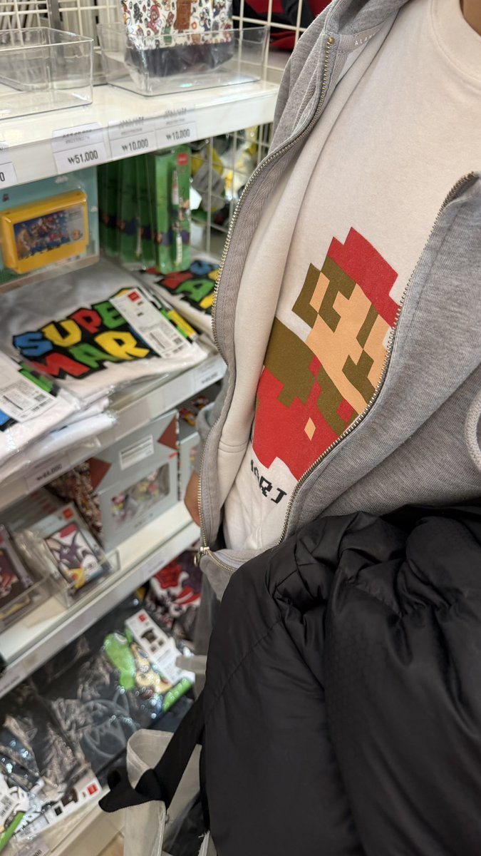 blinghoon1215's tweet image. 닌텐도 팝업 

🎵🌙: (지퍼를 내리며)
              아 맞다 속에 이거 입고 왔는데
🌟🐶: 네?ㅋㅋㅋㅋㅋ